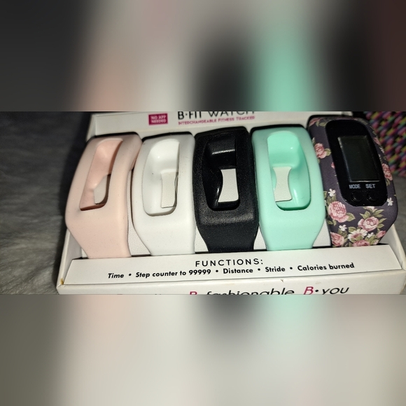 B-Fit Activity Fitness Tracker.New in Box includes Tracker and Interchange bands - Picture 5 of 7